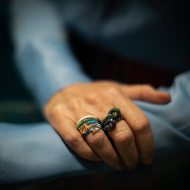 sapphire-knot-medium-ring-thin-enamel-18k-gold-ringar-sophiebysophie